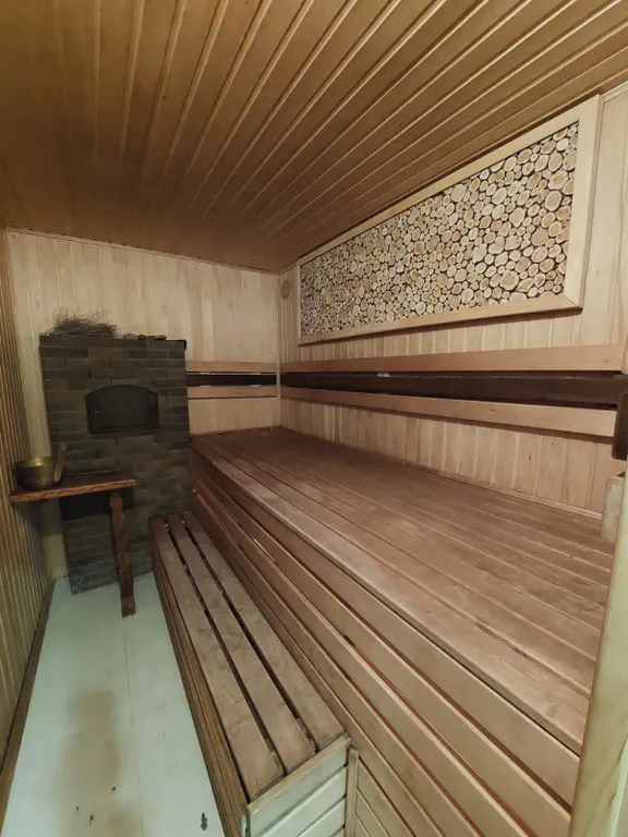 Банный домик на пруду