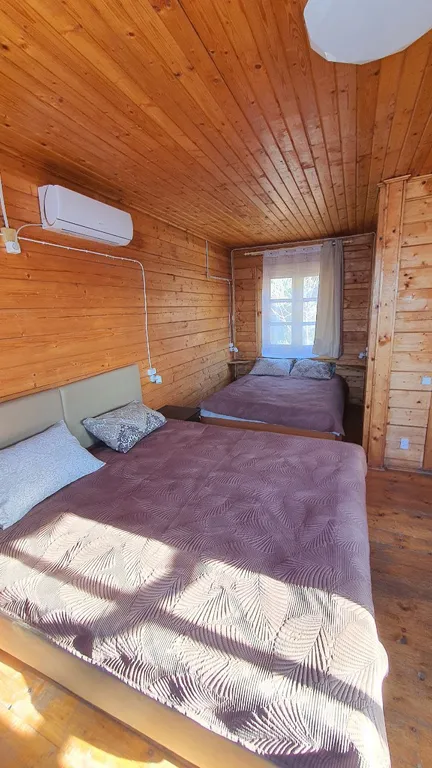 В доме на берегу моря отдельный этаж,  30 метров от моря