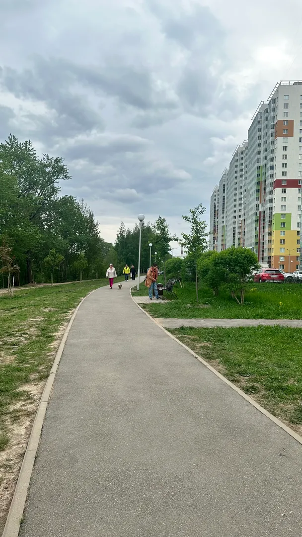 Дорожка для прогулок вдоль  реки Охта