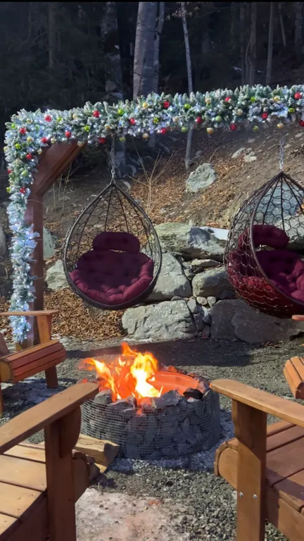 Уютный дом в лесу с видом на горы