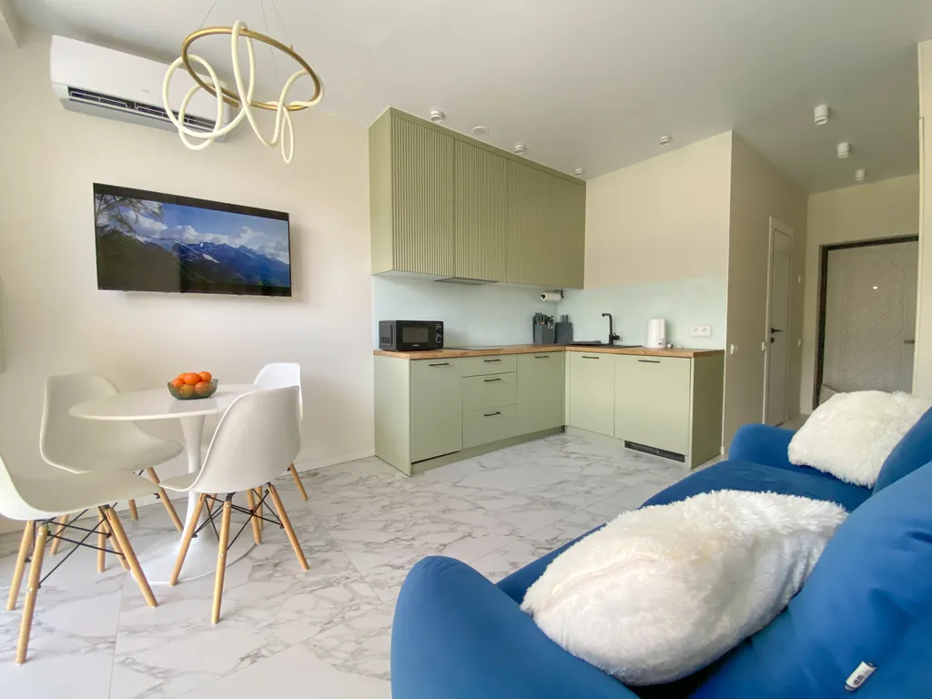 Студия с видом на горы в центре