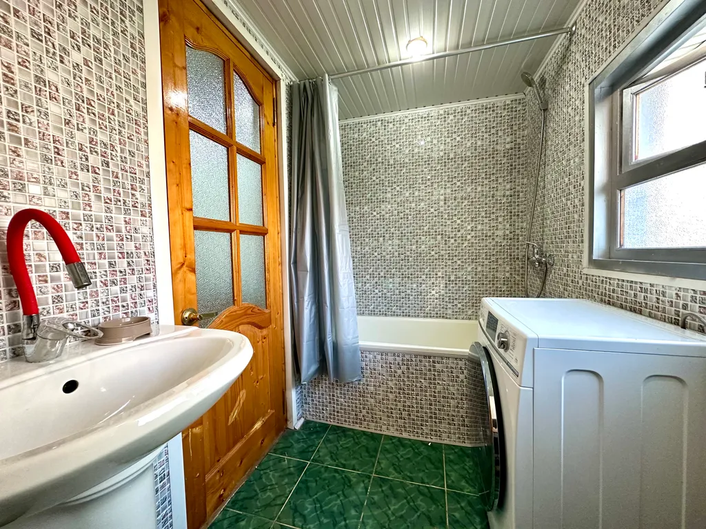 КМВ Дом напротив цветника и питьевых источников