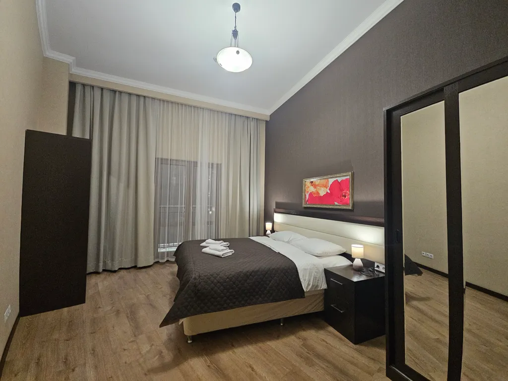 Апартаменты комфорт+ 2 спальни, 3 балкона, виды на город, реку и горы