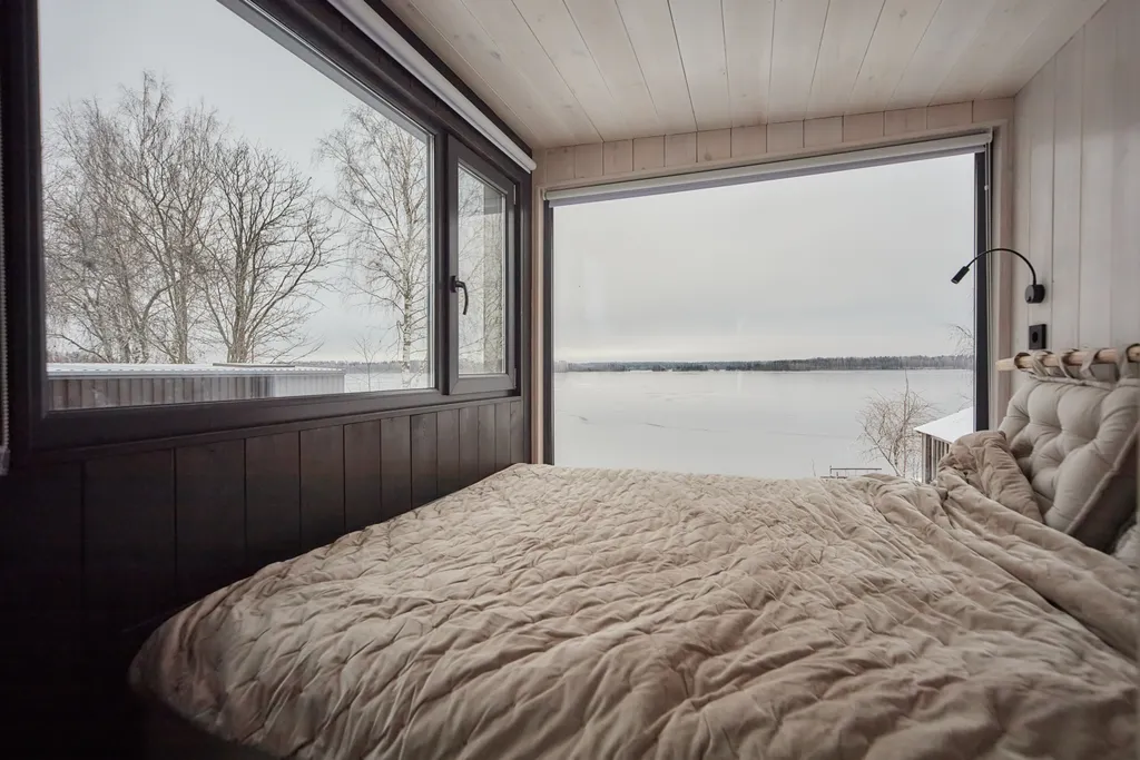 Домик на 2 с панорамным окном прямо на берегу озера