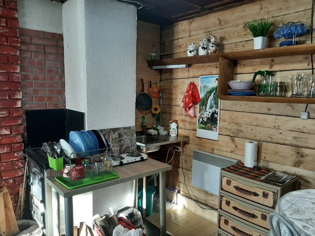 Деревенский дом у озера