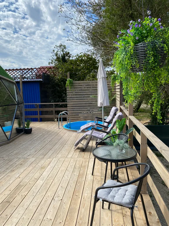 Уютная сфера на побережье