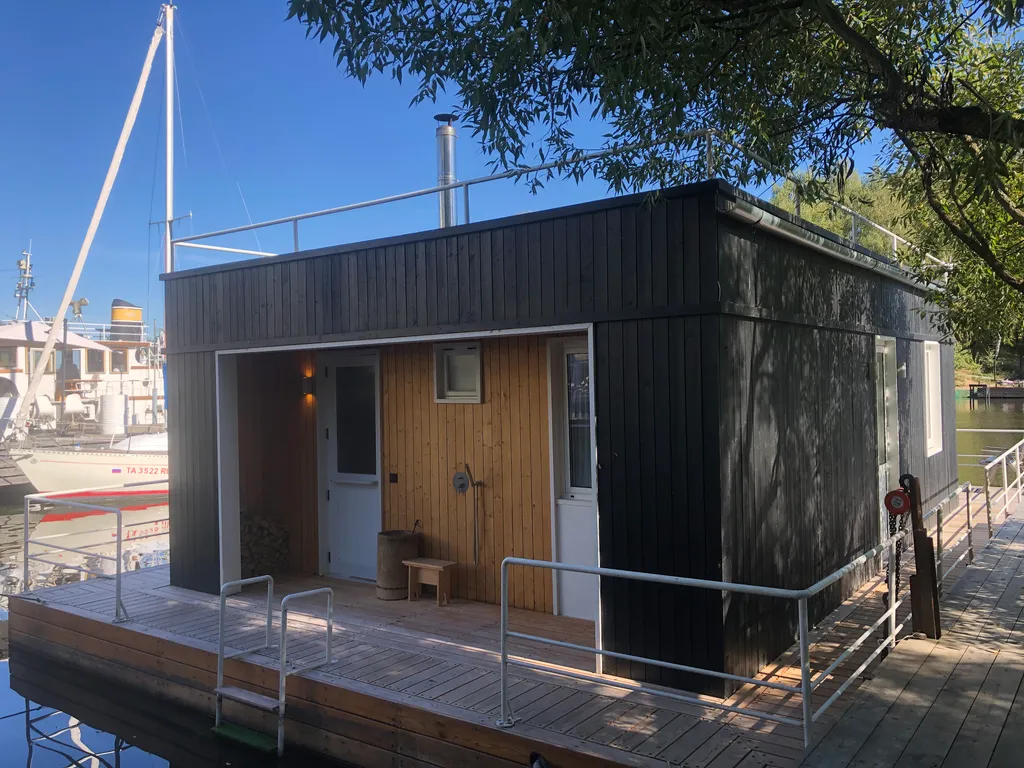 Речной домик с баней