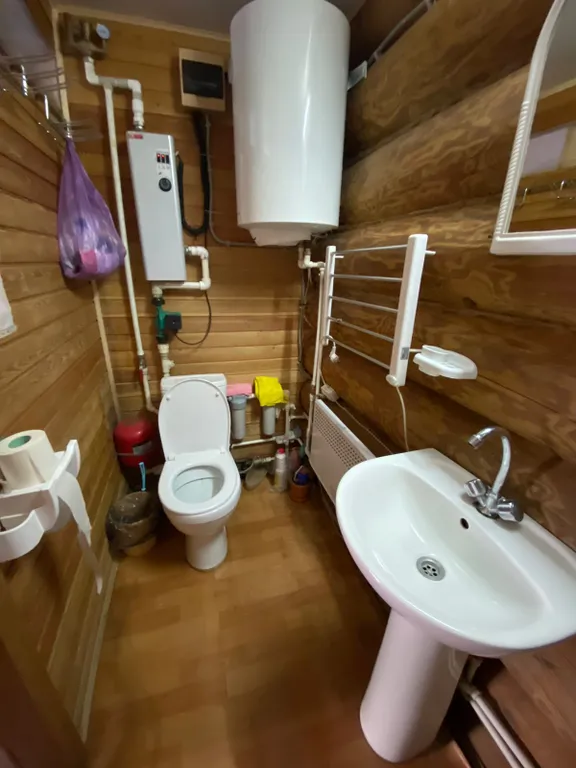 Деревянный дом с соломенной крышей и высокими потолками