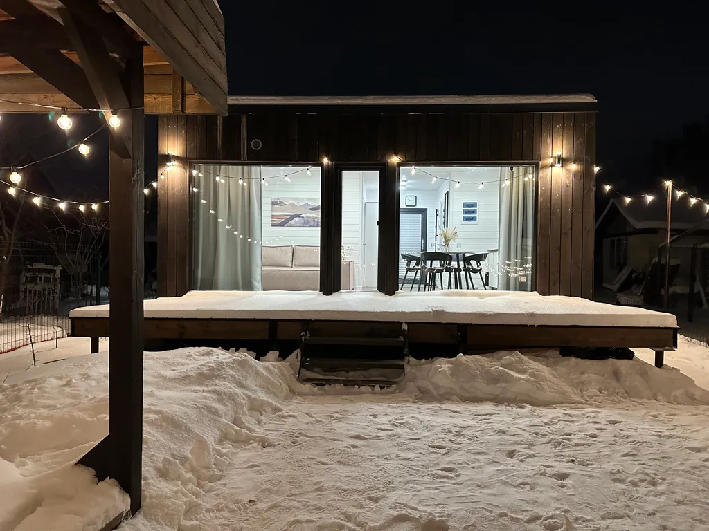 Коттедж Домик у озера с баней и чаном — аренда посуточно в Среднеуральск