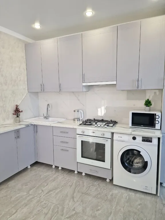 Апартамент с панорамными окнами и очками виртуальной реальности