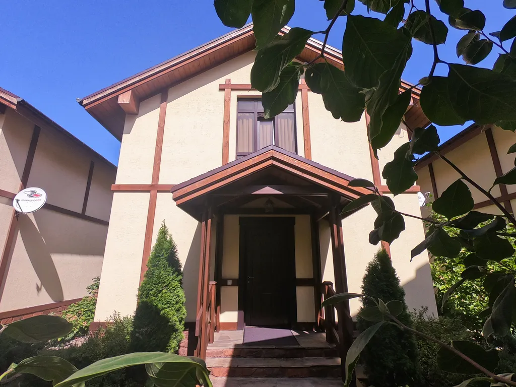 Двухэтажный дом с видом на горы