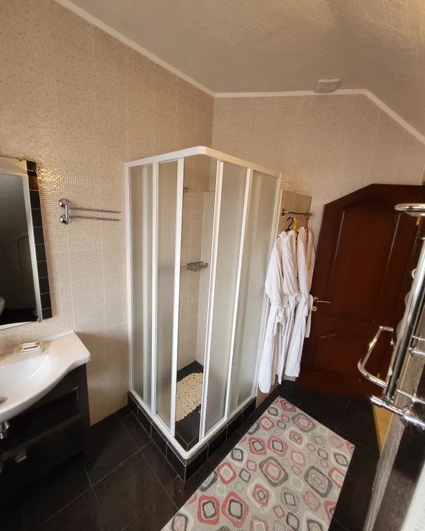 Шикарный трехкомнатный апартамент с кухней и балконом