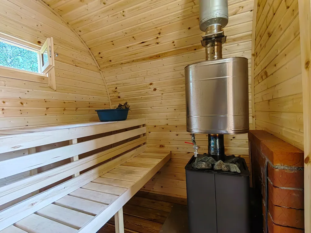 Уединенный домик возле леса