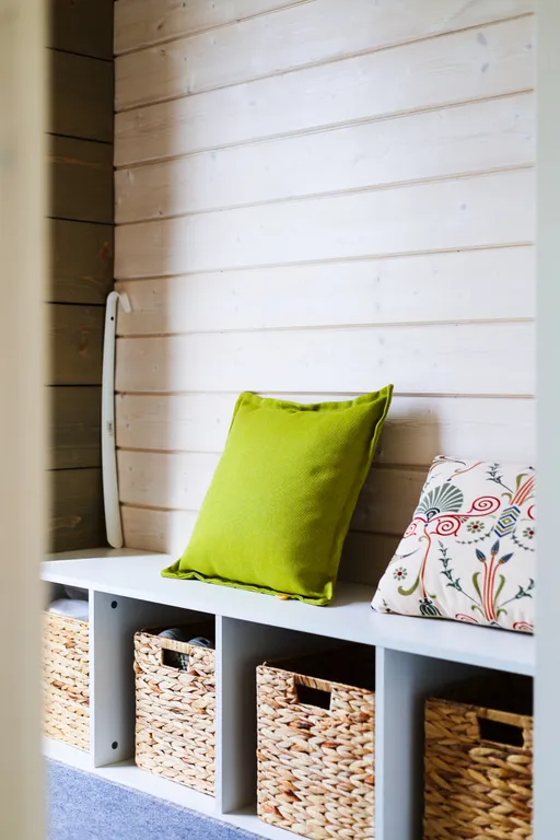 Белый дом на берегу водохранилища