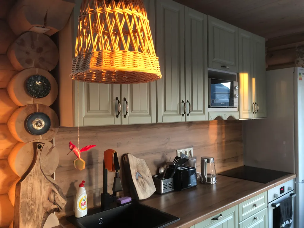 Дом у озера с теннисным столом