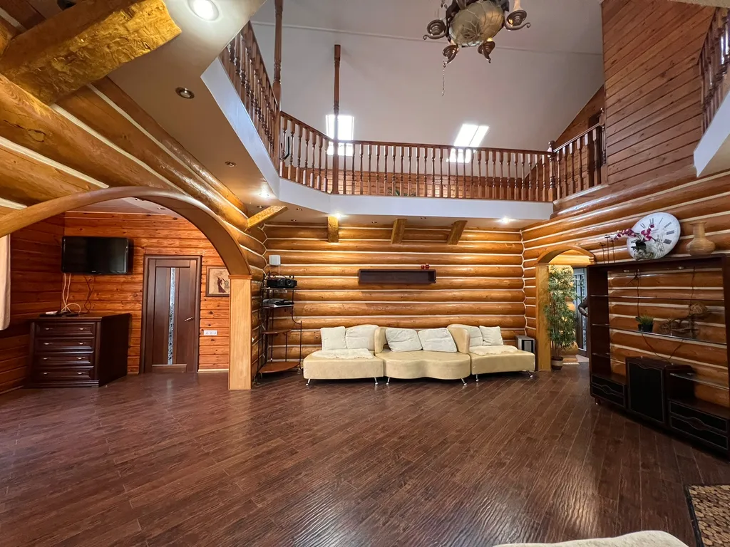 Деревянный коттедж с баней на берегу реки