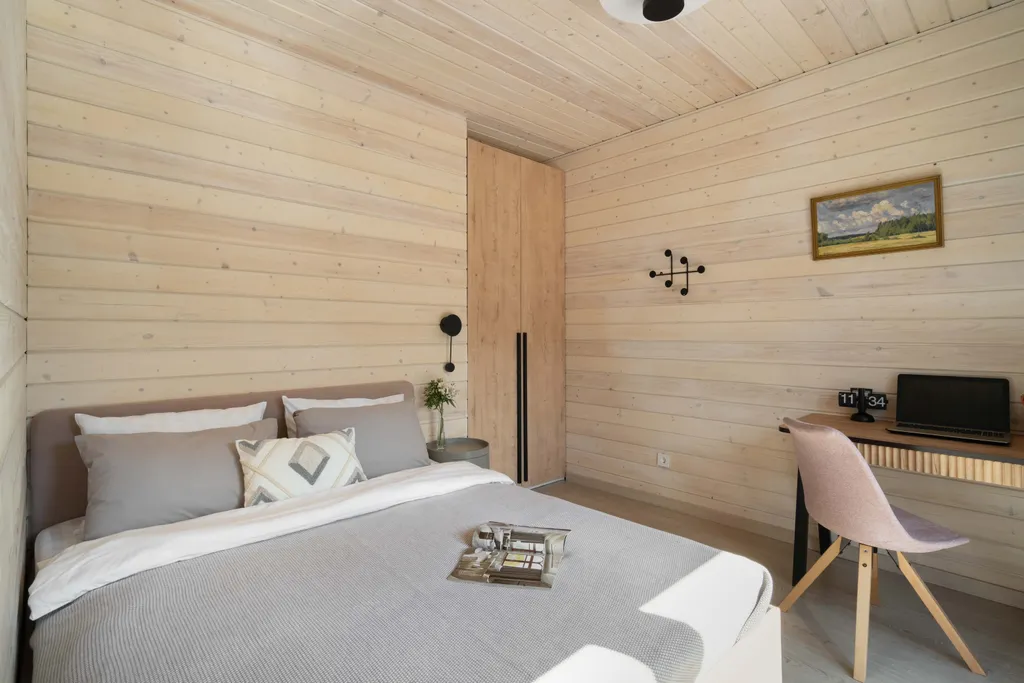 Загородный дом на берегу реки со своим пляжем