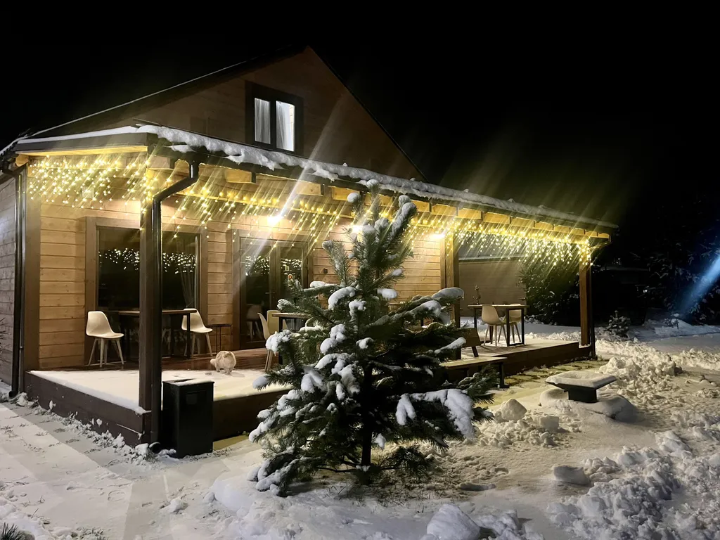 Просторный двухкомнатный коттедж в лесу у пруда