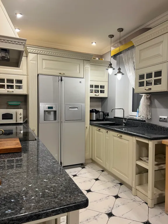 Дом с бассейном и бильярдом