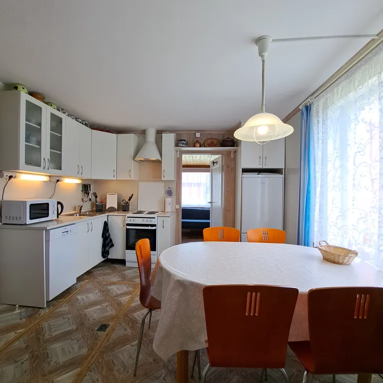 Дом с качелями