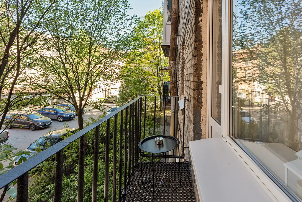 FullHouseApart Двухкомнатная квартира с балконом и детской кроваткой