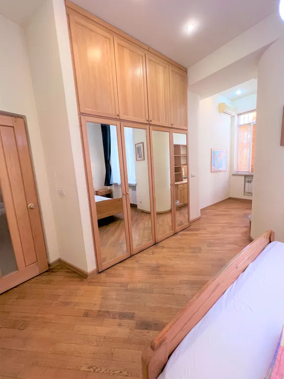 Квартира с балконом у площади Республики и экскурсии с Рубеном