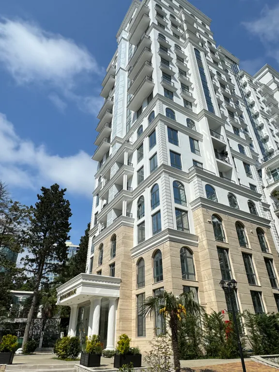 Дизайнерская новая квартира с шикарным видом на Дендропарк