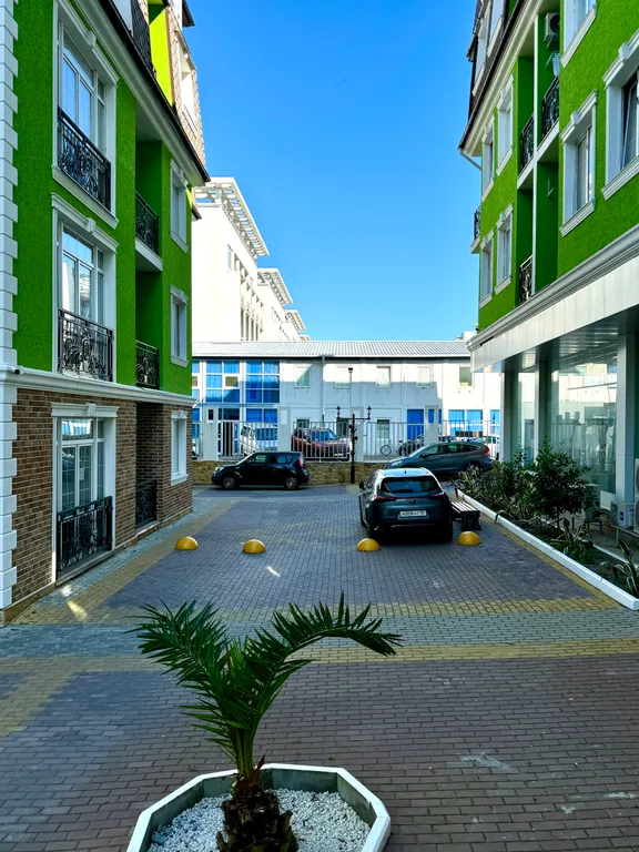 Евродвухкомнатный апартамент с балконом на первой линии