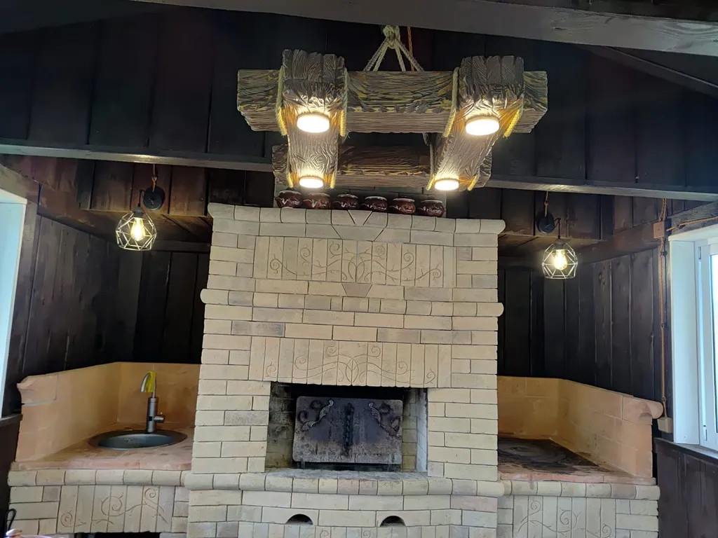 Дом с баней и пирсом на берегу пруда