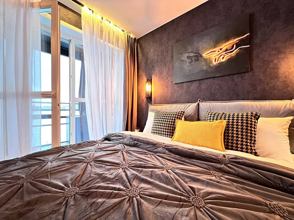 Уникальная cтудия с мини-бассейном на двоиx