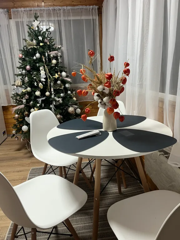 Дом на берегу озера с собственной конюшней