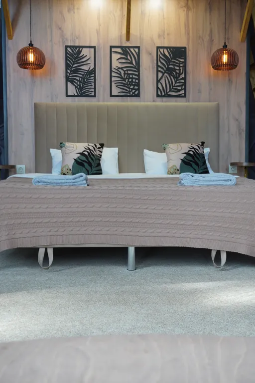 Уютный купольный домик на берегу пруда