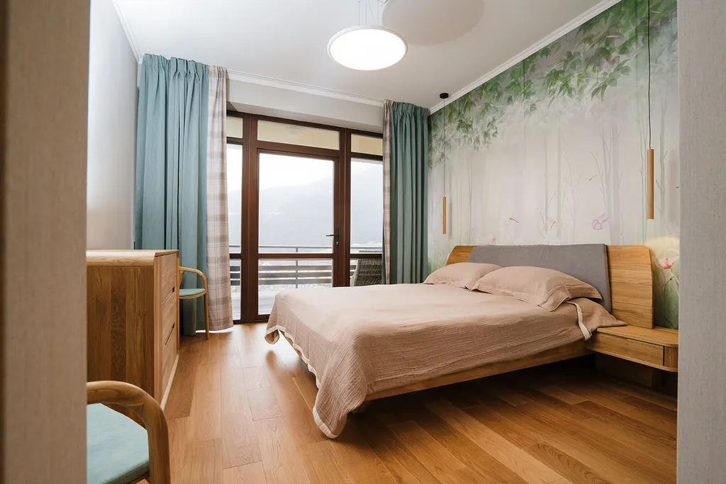 Красивый современный апартамент с 3 спальнями. Камин. Терраса. Горы.