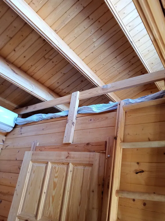 Деревянный домик- в невесомости