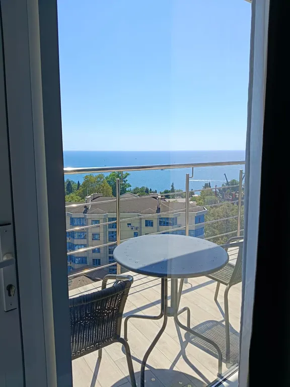 Светлая студия с видом на море