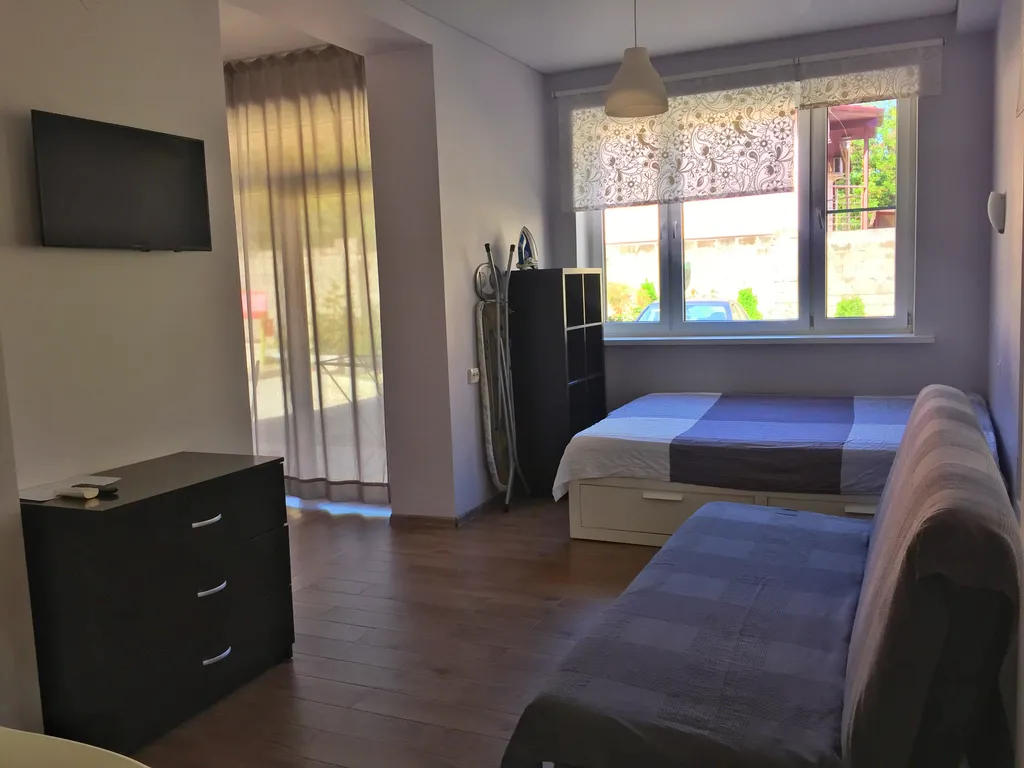 Двухкомнатные апартаменты на первом этаже в частном доме