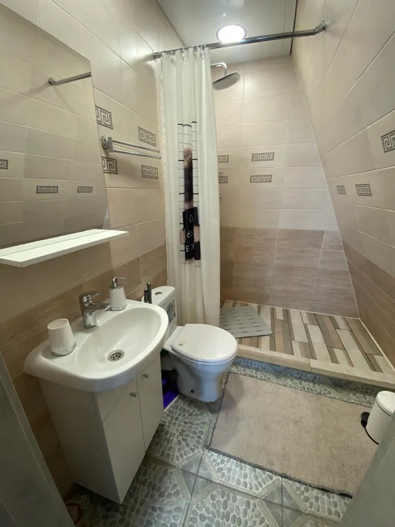 Дом-шалаш и баня-бочка на берегу горе-моря