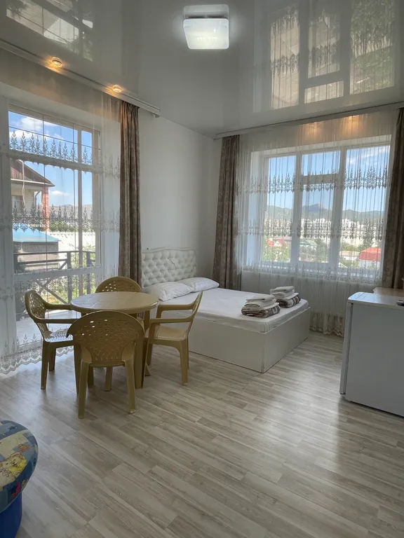 Квартира Четырёхместный номер  люкс с балконом с видом на город и горы — аренда посуточно в Судак