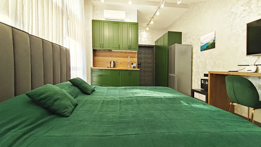 Уютная студия, два балкона, ванна, вид на горы, центр, все для отдыха