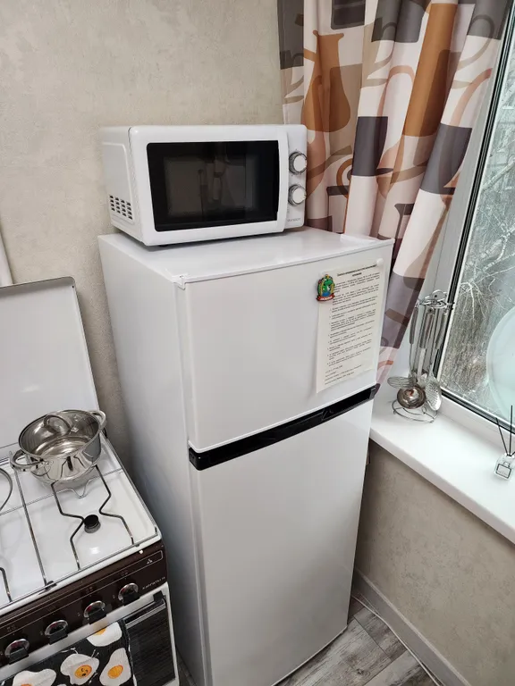 Стильная квартира с большой кроватью.