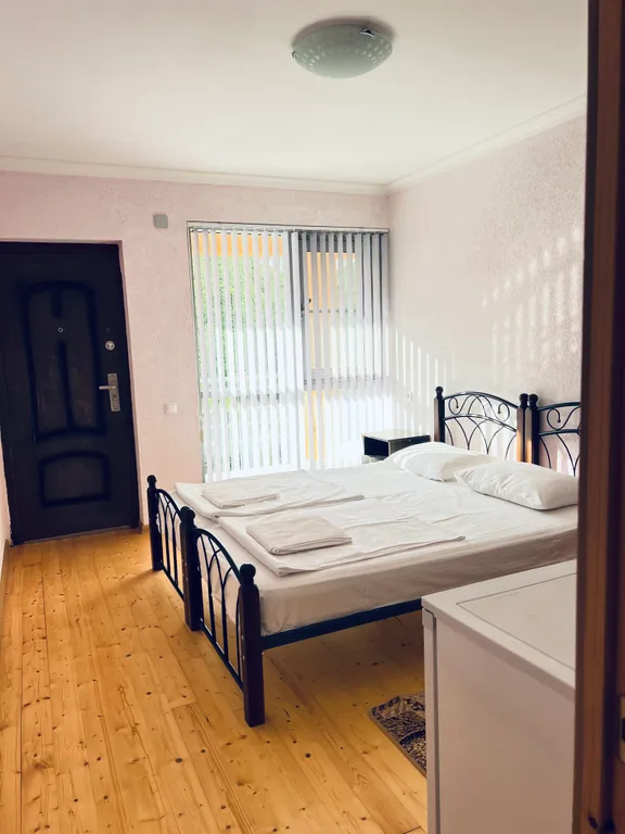 Номер в уютном отеле, окруженном зелёными холмами на берегу Черного моря