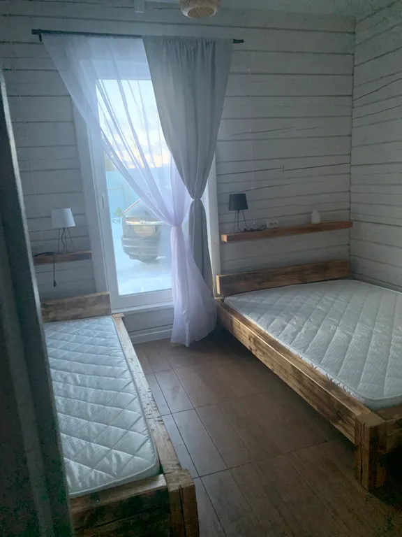 Уютный дом на самом берегу реки