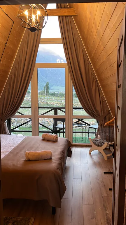 А-фрейм дом с видом на на горы