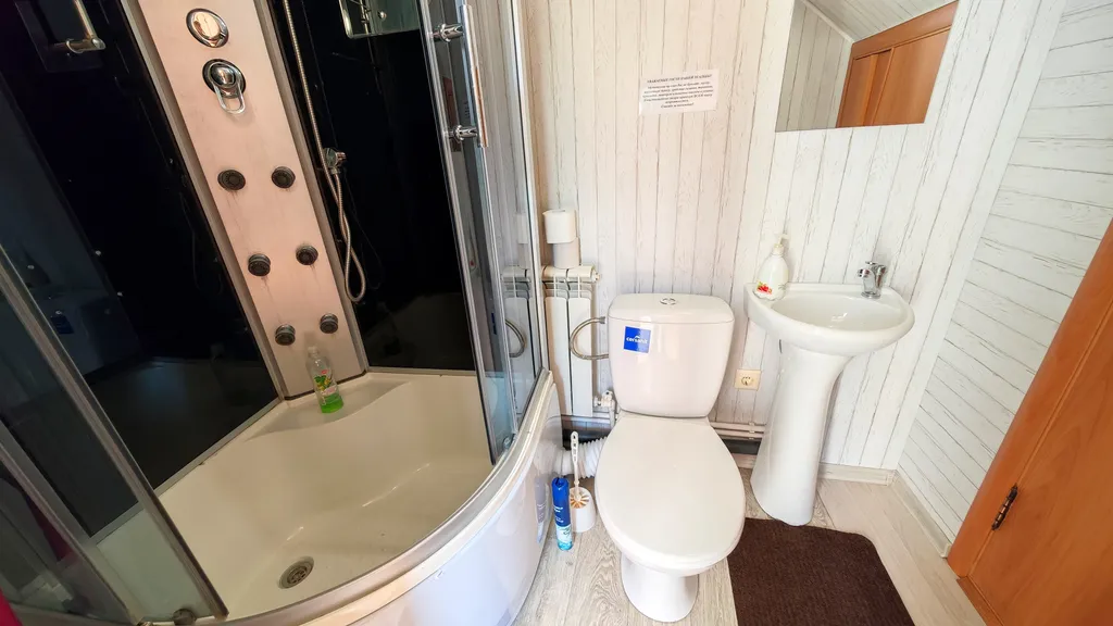 Красная студия старт с кухней и ванной комнатой