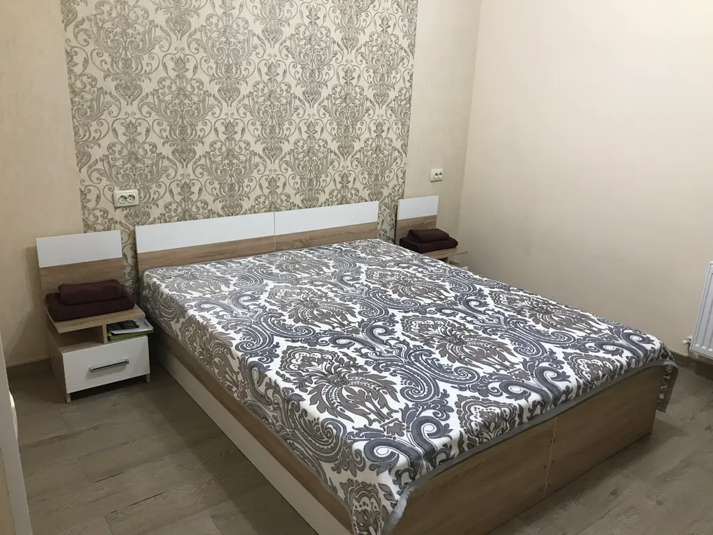 Индивидуальные номера на земле в уютном дворике