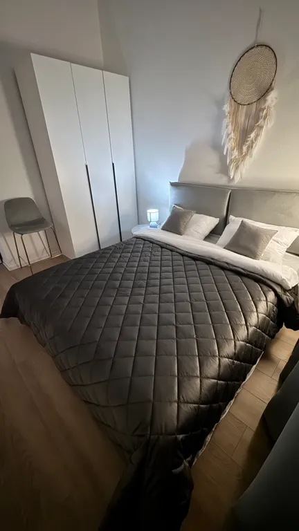 Евродвушка с высокими потолками и большими окнами, 2 кровати