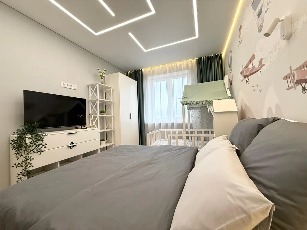 Квартира с большой кухней-гостиной, камином и панорамным видом