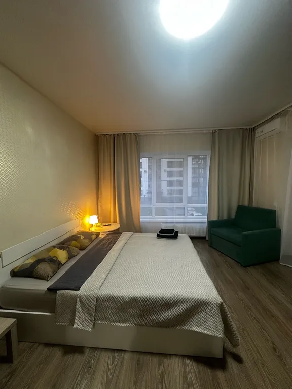 Квартира-студия с новой кроватью и кондиционером