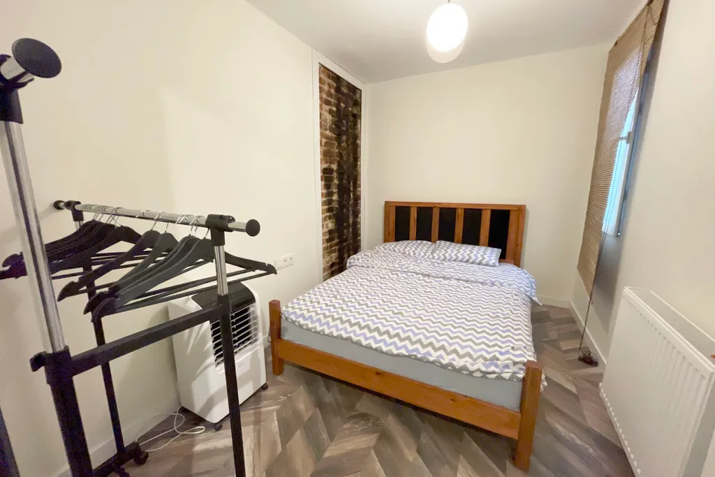 Balcony 2br and 2bath apt 8 min to metro