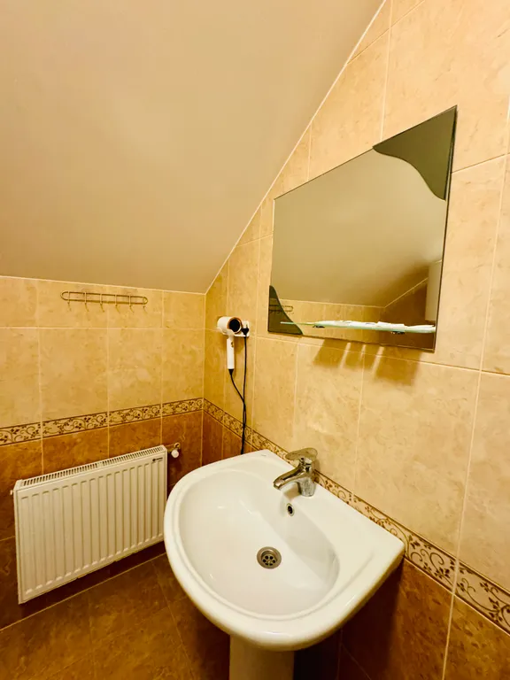 Трехместный номер 11 с балконом и видом на горы